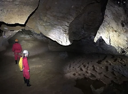 Espeleología en familia en la Cueva El Caracol