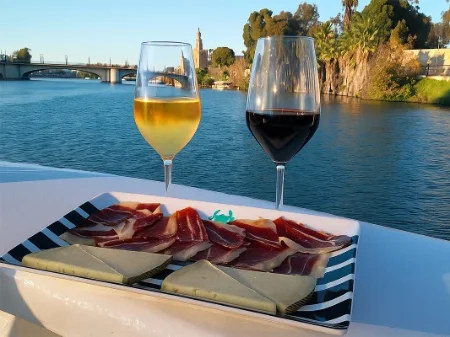 Paseo en barco en Sevilla - Con aperitivo a bordo