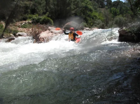 Kayak en Jaén.- Kayak en aguas bravas