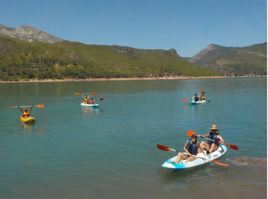Kayak en aguas tranquilas embalses del tranco y de guadalmena — 2 kayak jaen embalse del tranco