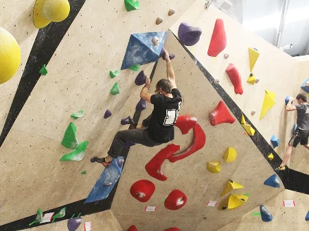 Escalada en rocódromo en Estella, Navarra