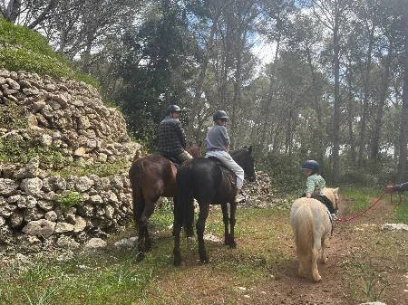 Paseo a caballo para familias en Menorca