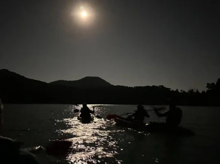 Ruta en kayak a la luz de la luna en Cuenca