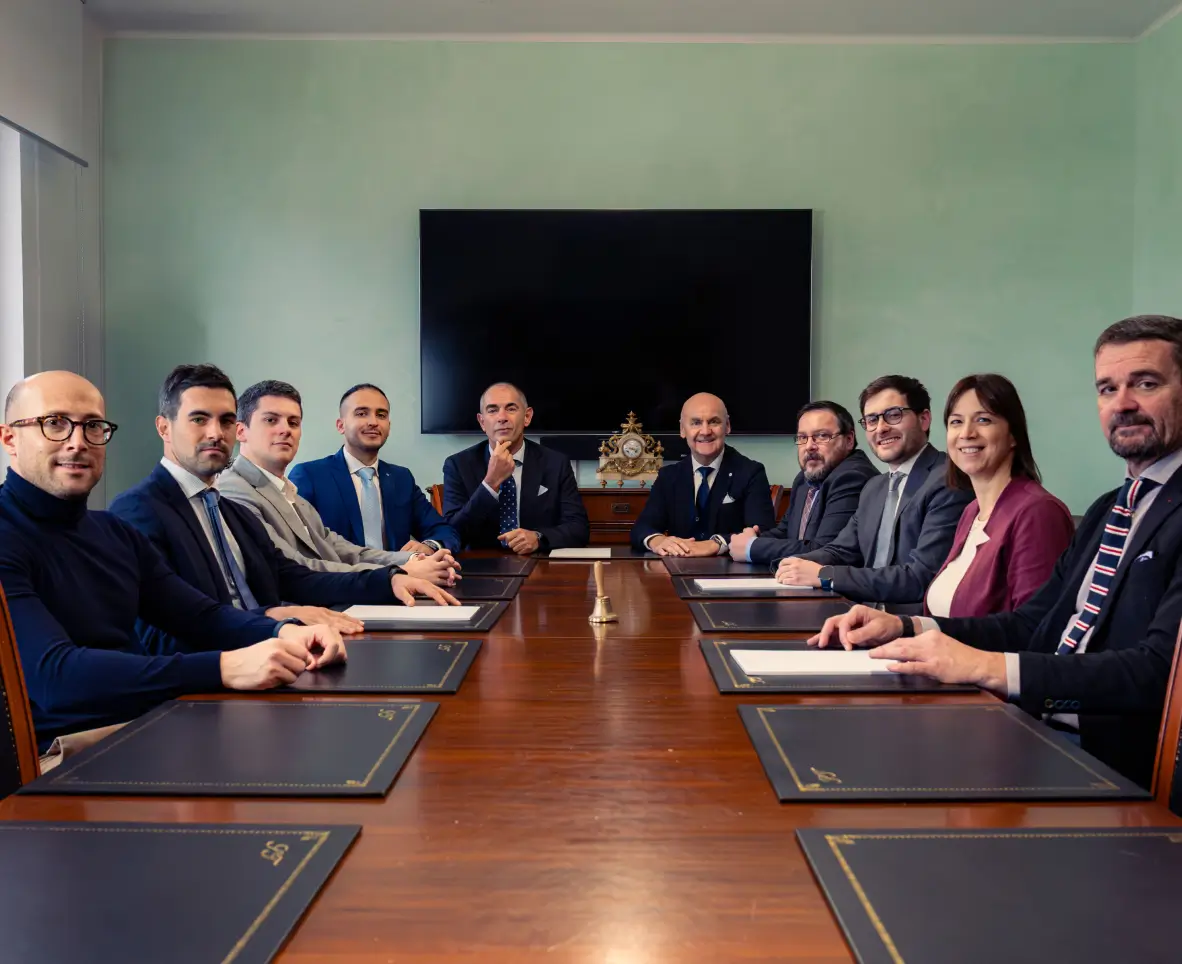 I professionisti di studio tognetti seduti attorno a un tavolo in una sala riunioni