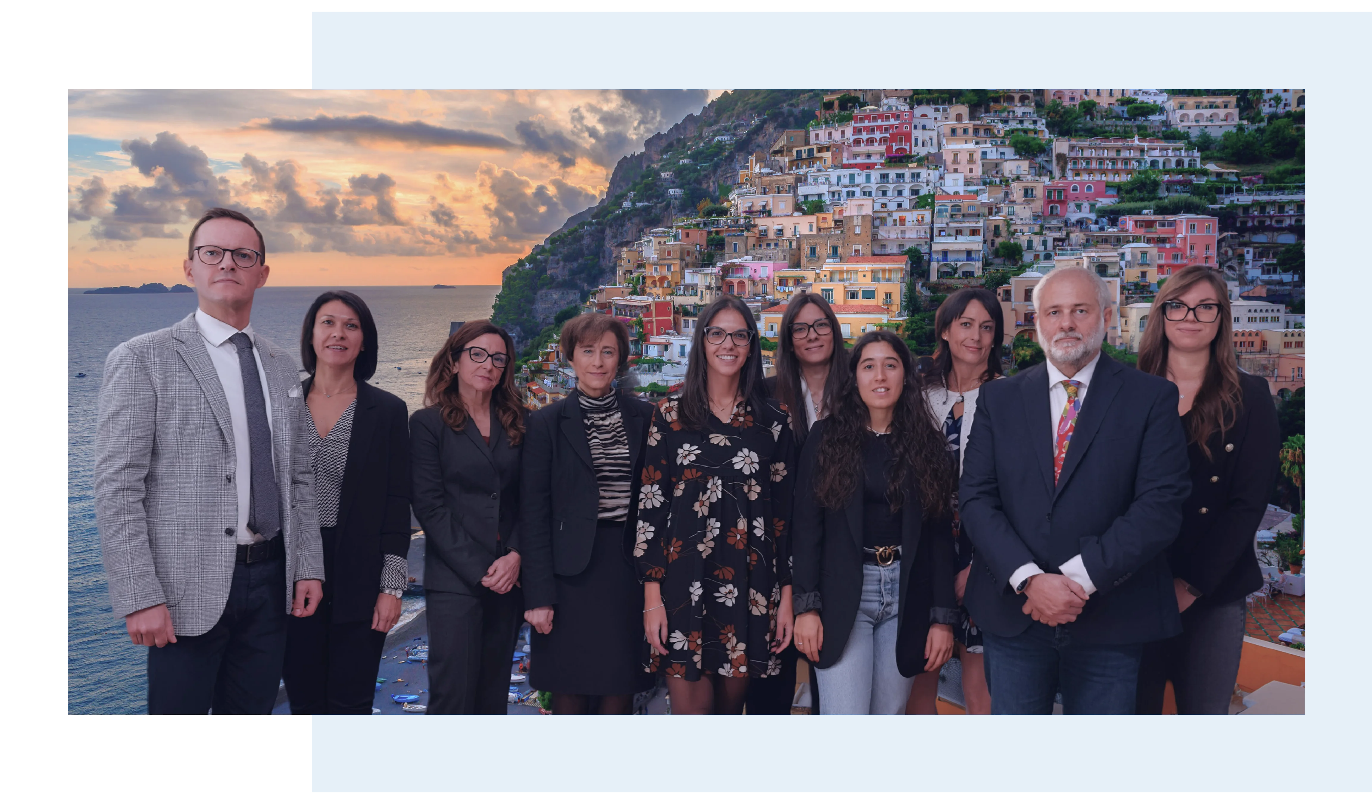 team legnago.webp Un gruppo di persone in piedi davanti a una città collinare.