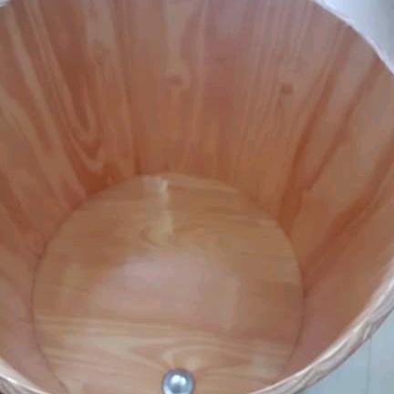 Bồn Tắm Gỗ Pơ Mu Bo Viền Tay Vịn