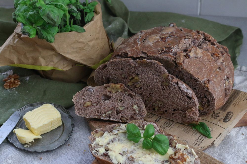 Hausgemachtes Walnuss-Dinkelbrot mit knuspriger Kruste