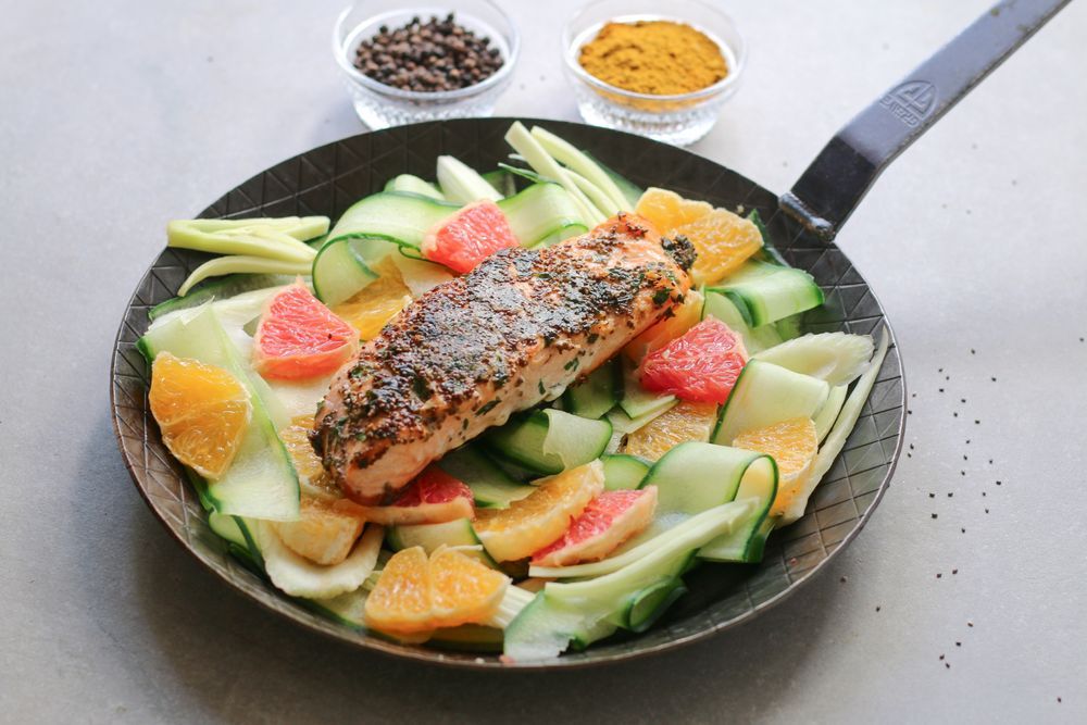 Knuspriger Chia-Lachs auf Orangen-Fenchel-Salat