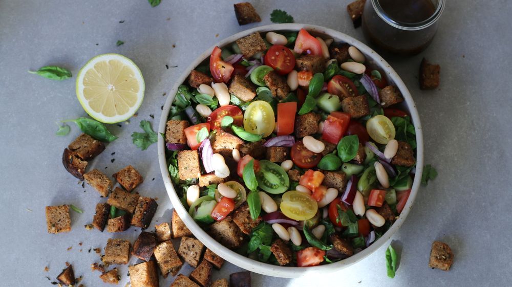 Einfacher Tomaten-Brot-Salat mit weißen Riesenbohnen (italienische Art)