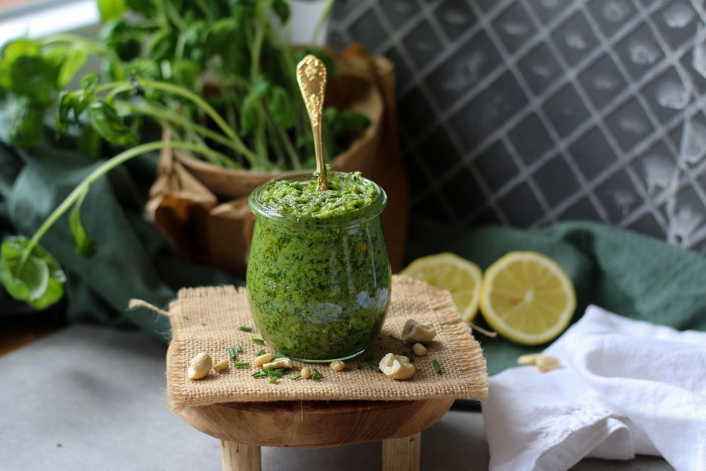 Grünes Pesto (Basilikum-Pinienkerne)