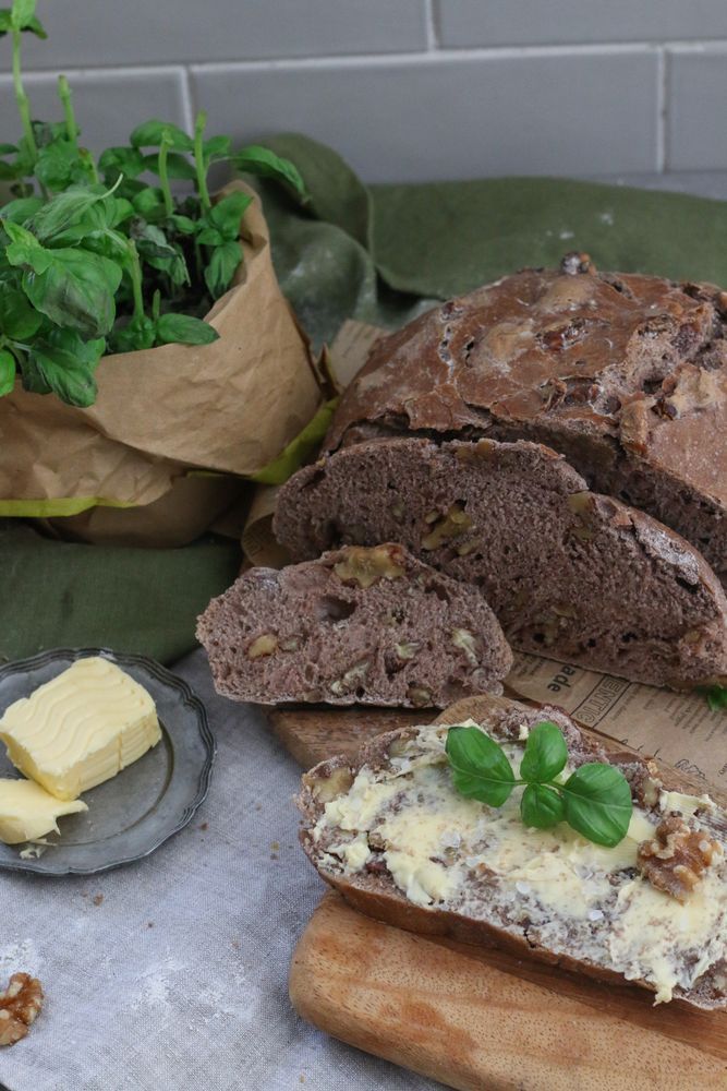 Walnuss-Dinkelbrot mit knuspriger Kruste
