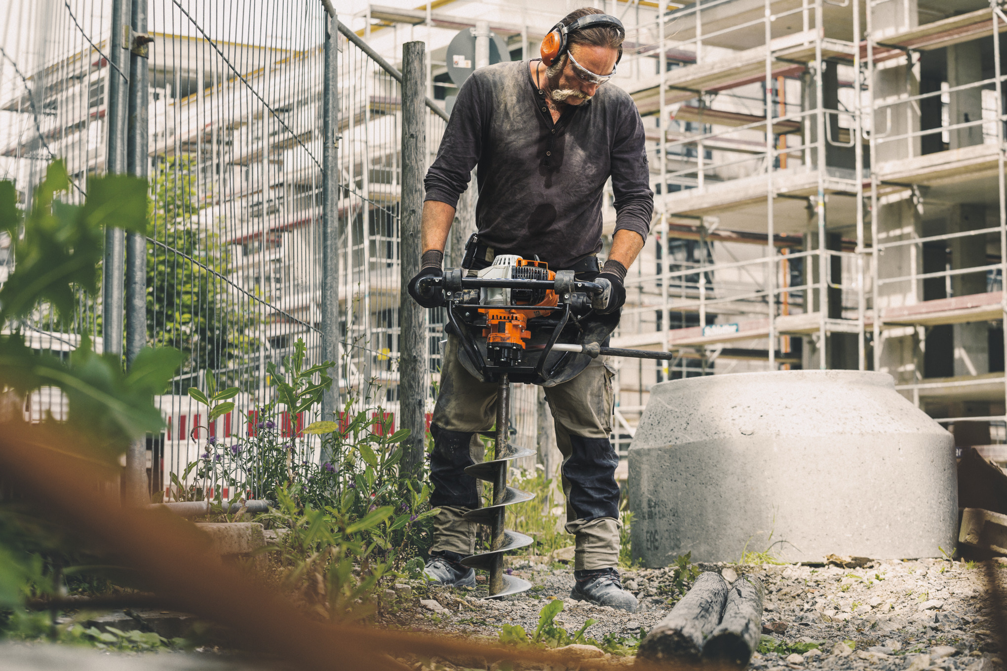 Пробиване на дупка за кол на ограда с моторен свредел STIHL BT 131