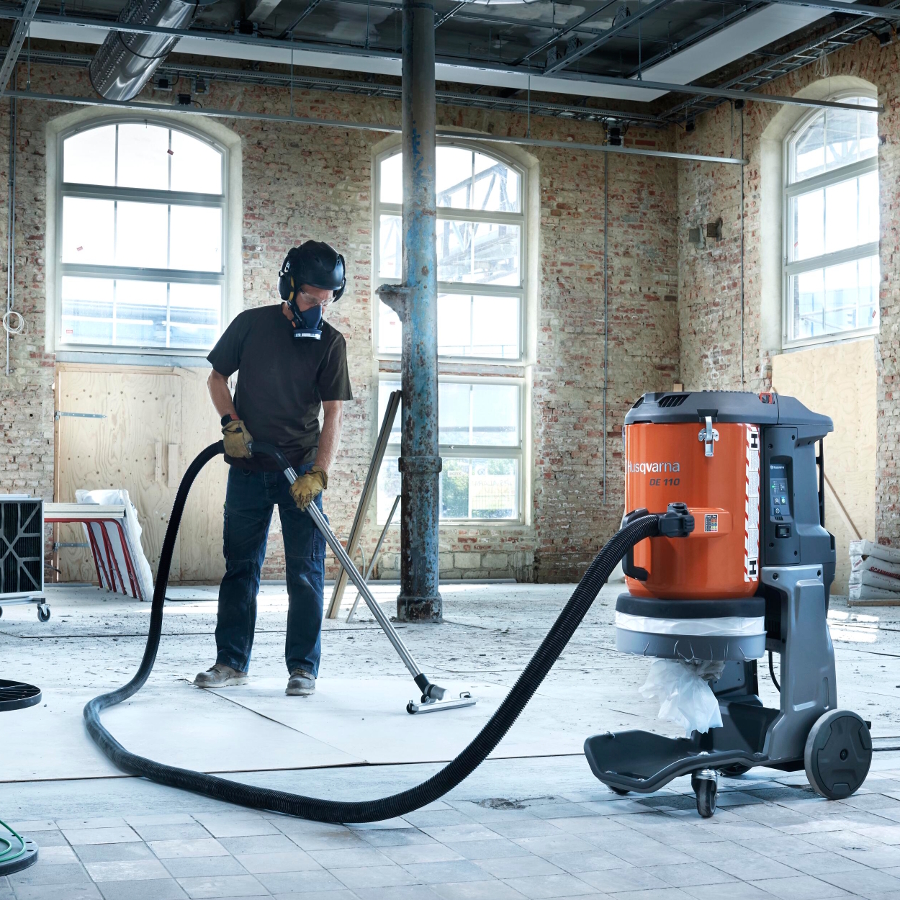 Почистване на строителен прах след ремонт с индустриална прахосмукачка Husqvarna