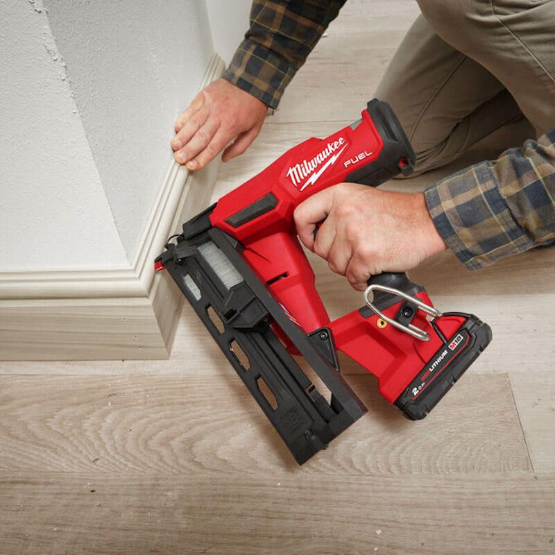 Акумулаторен такер за финални пирони Milwaukee M18 FN16GA под наем – Варна