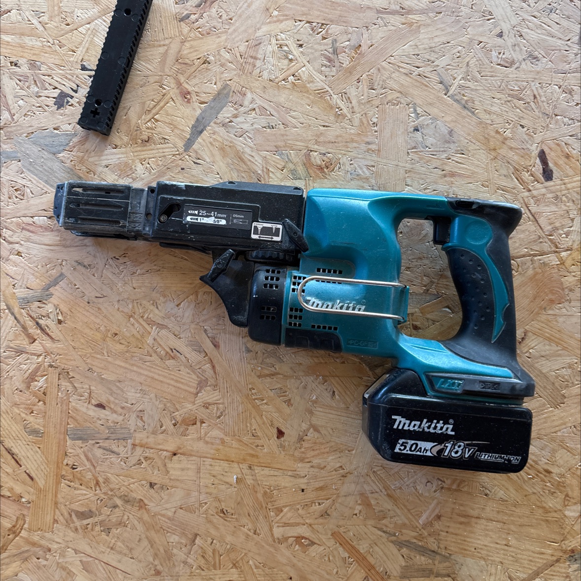 Makita automātiskā skrūvju pistole ar skrūvju lentes padevi available for rent in Ģibuļu pag.