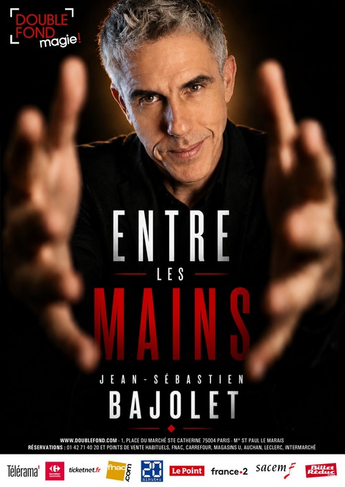 ENTRE LES MAINS