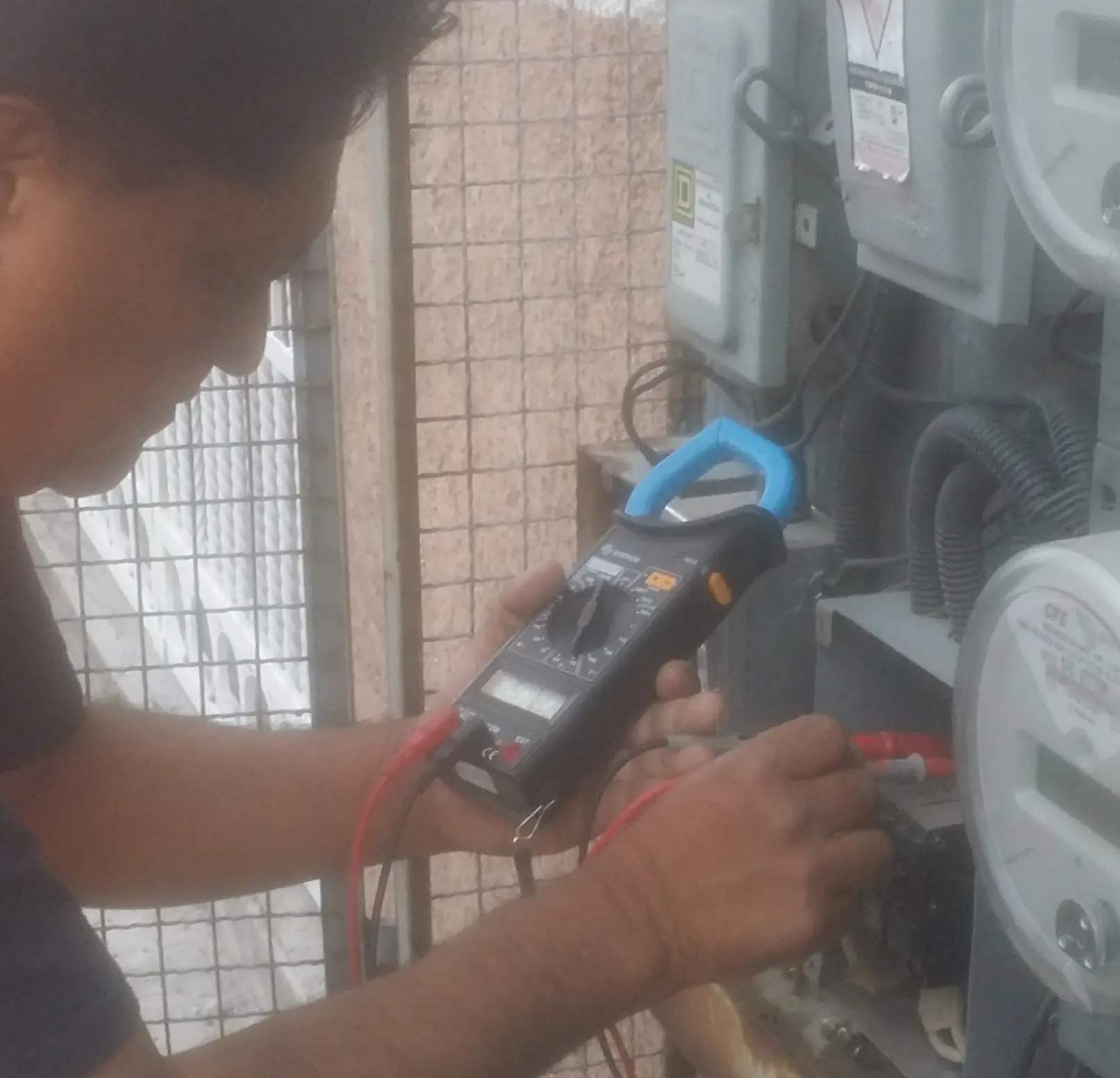 Electricista cambiando de interruptor de seguridad