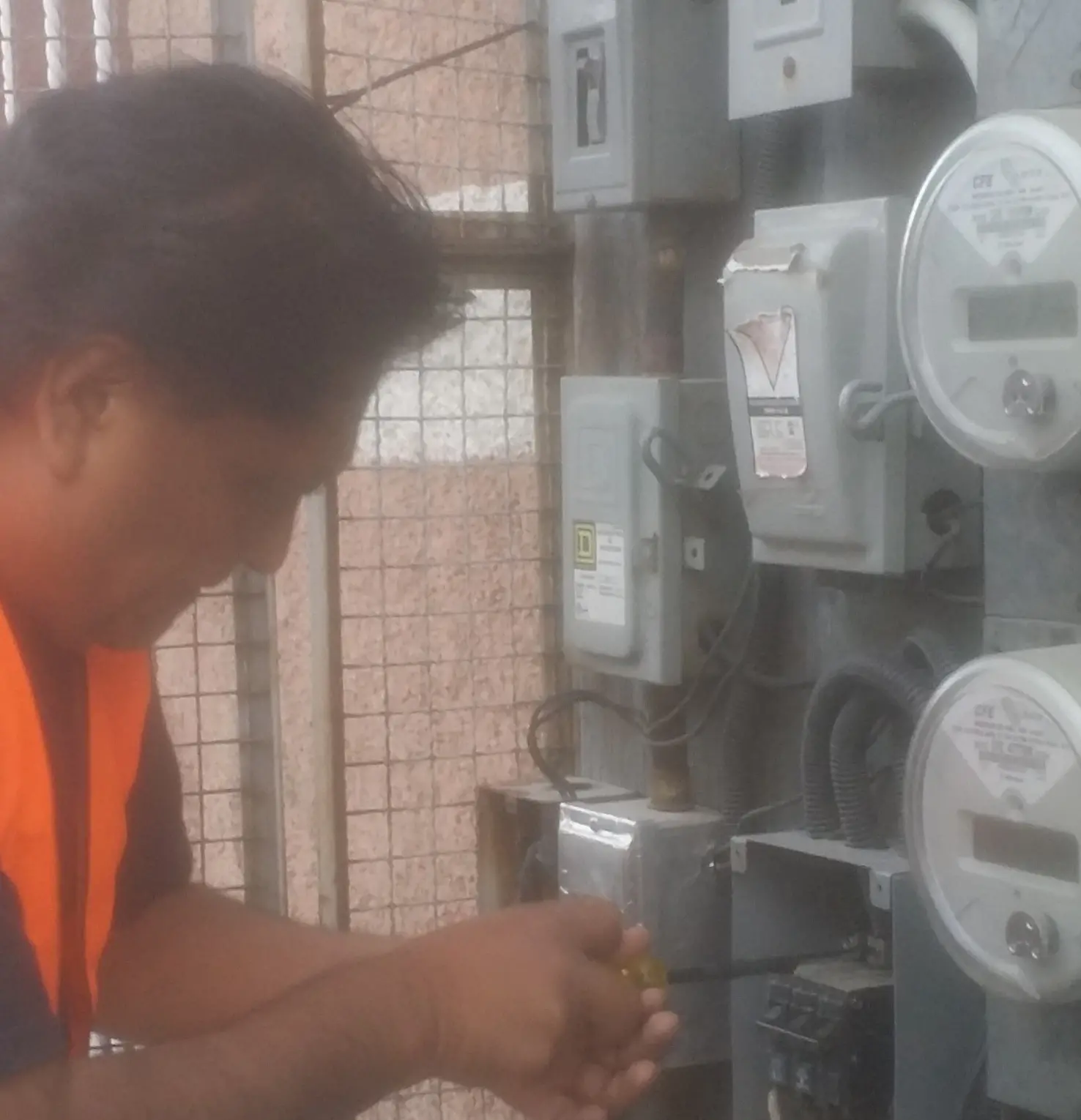 Electricista cambiando de centro de carga empotrable