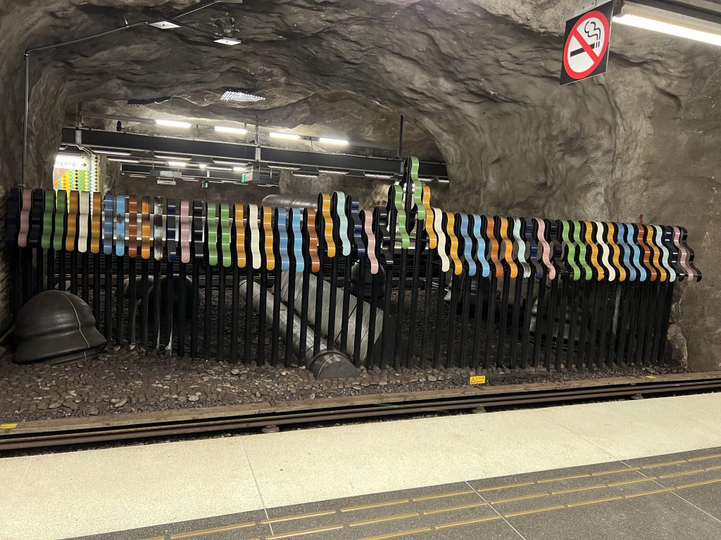 Mosaico de azulejos de colores en la estación Västra Skogen del metro de Estocolmo