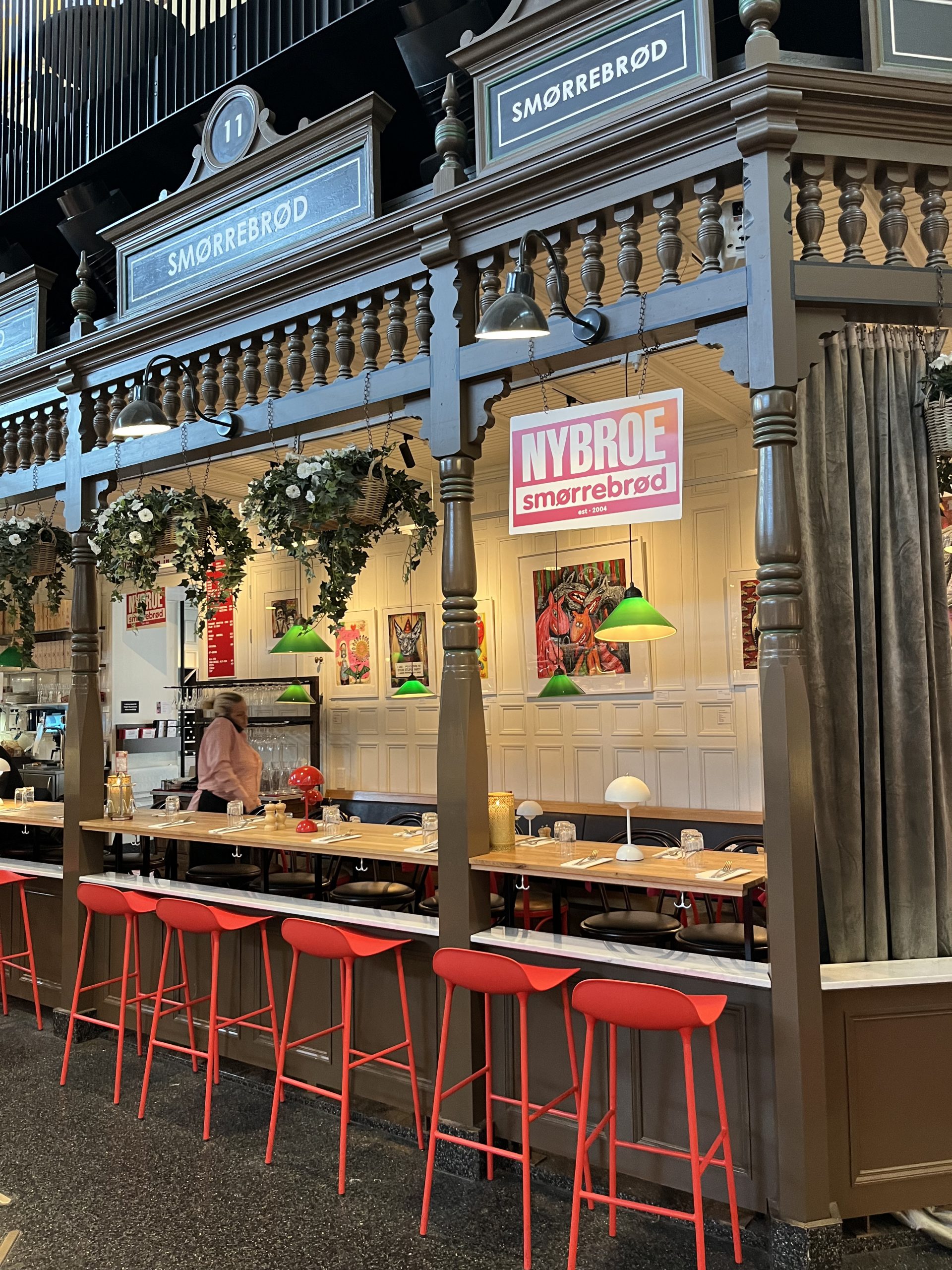 Interior del mercado Östermalms Saluhall de Estocolmo con sus puestos gastronómicos