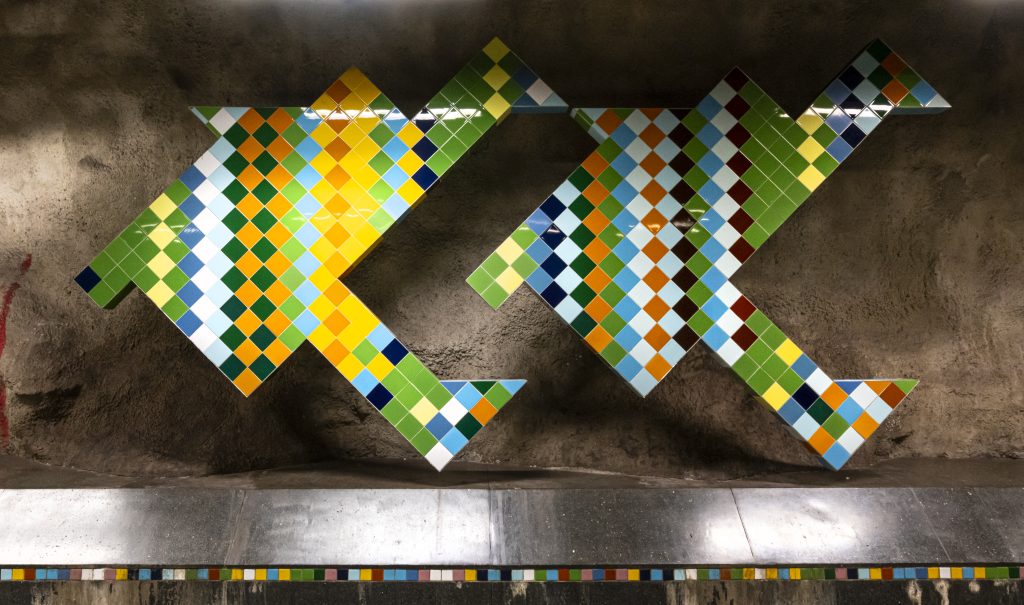 Mosaico de azulejos de colores en la estación Västra Skogen del metro de Estocolmo