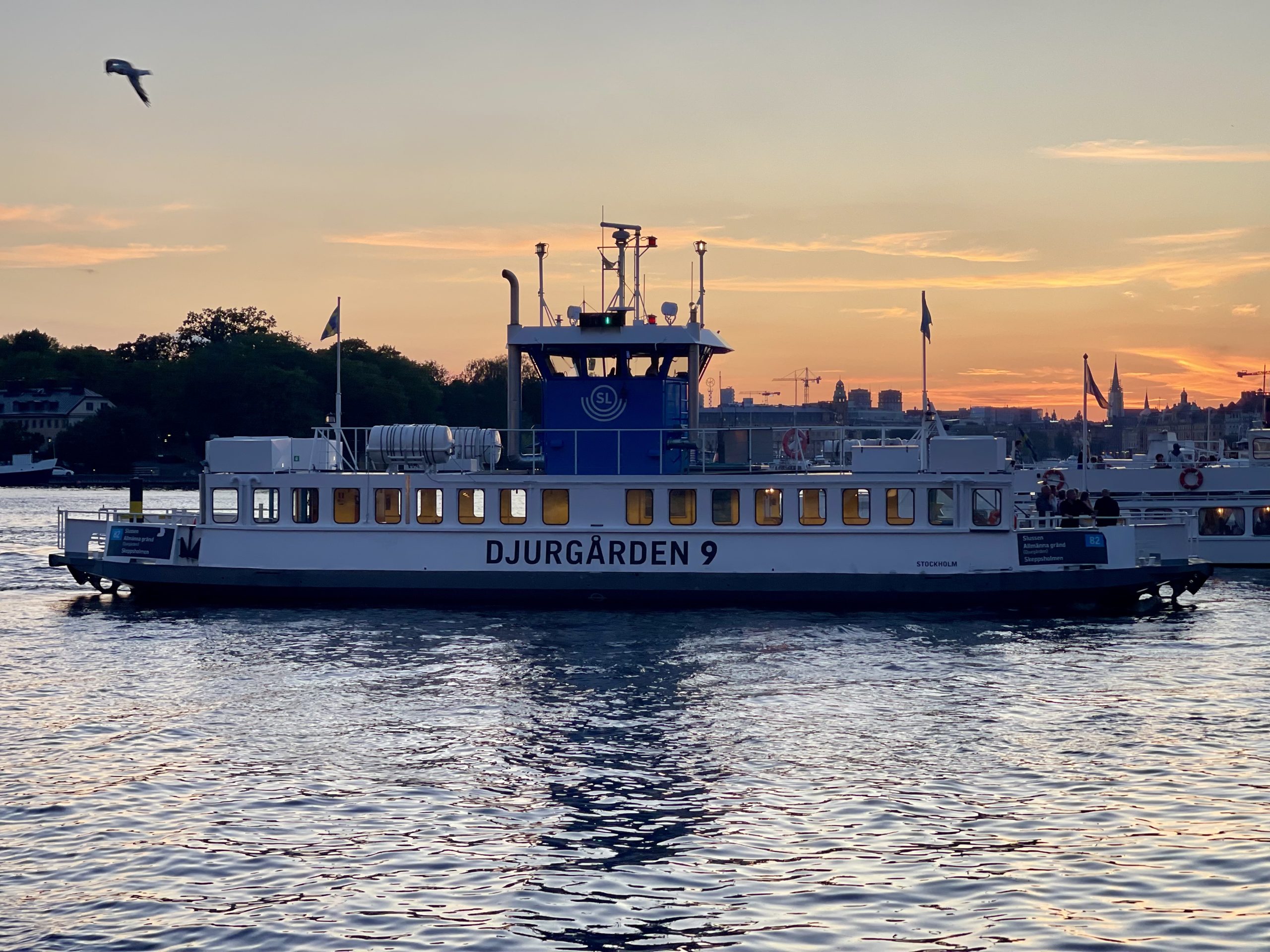 Forma parte de la ruta de ferry Djurgårdsfärjan (línea 82), que conecta Slussen con la isla de Djurgården.