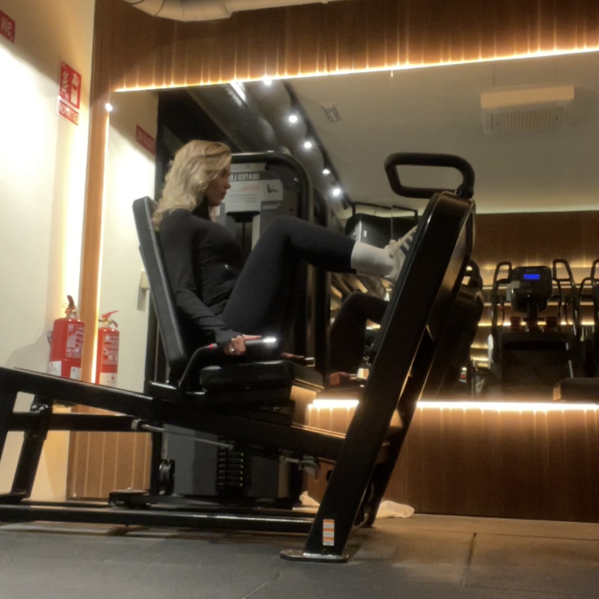 Gefocuste atleet bereidt zich mentaal voor op een zware training in de gym