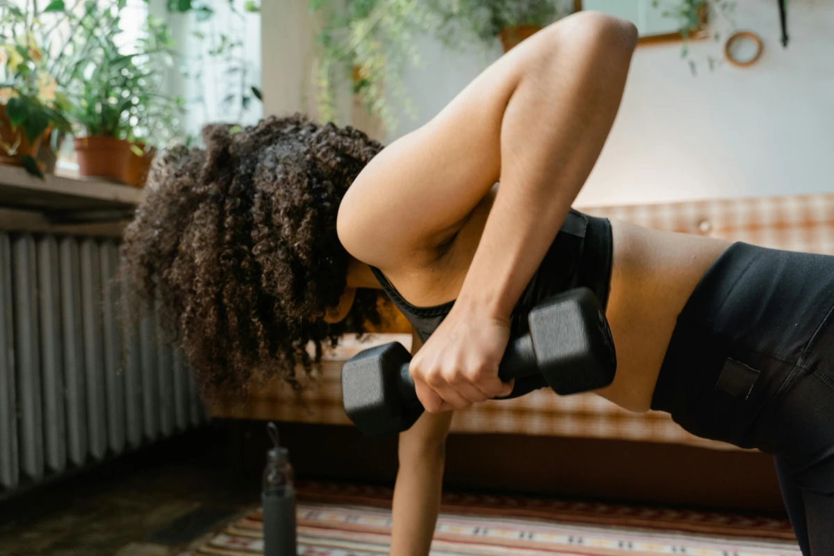 Vrouw die een effectieve workout uitvoert in haar eigen woonkamer.