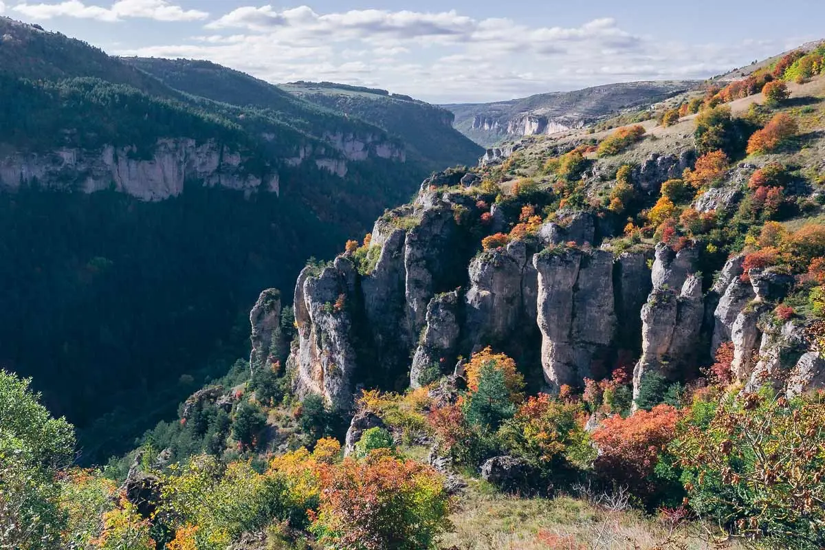 Chemin de Saint-Guilhem : randonneurs et paysage du chemin