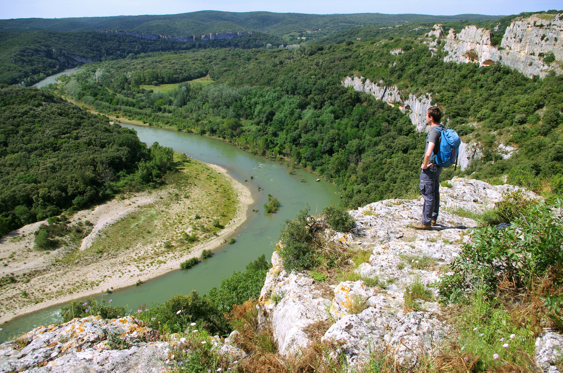 Le chemin de la Régordane : hikers and trail scenery