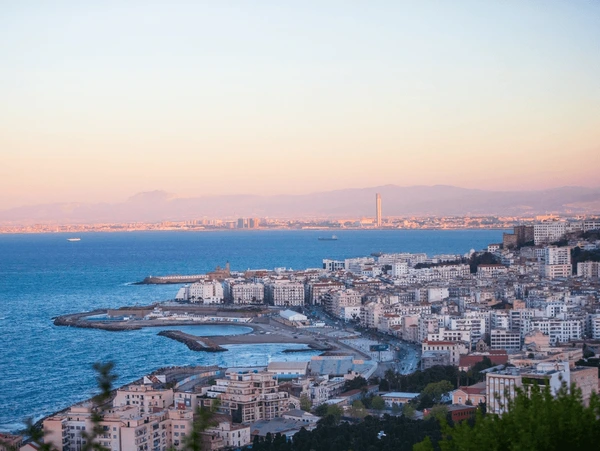 Alger — Nature, panorama et dédales historiques