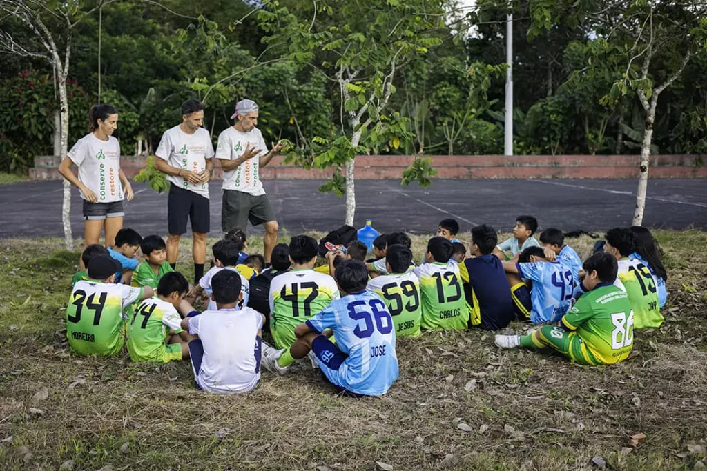 Environmental education experts with children from Bellavista Parish, Santa Cruz, Tortuamigos program.