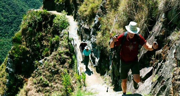 Tourists climbing the inka trail | Peru