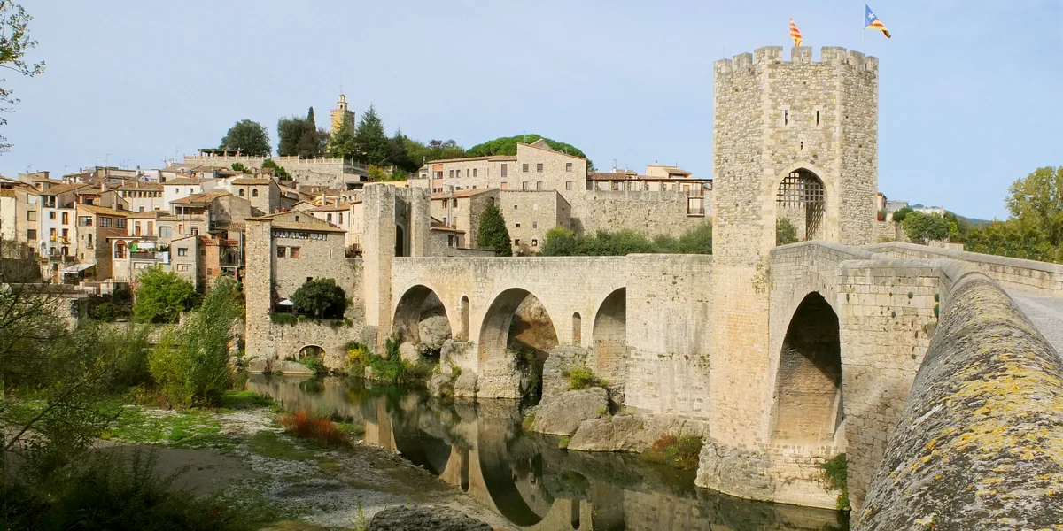 Besalú a pie: el puente, el call judío y la capital de un condado