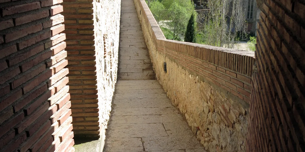 Las murallas: del Passeig Arqueològic a la Torre del Socors
