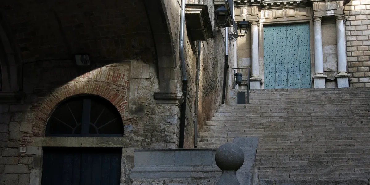 De la Plaça del Vi a Sant Domènec: la Girona señorial