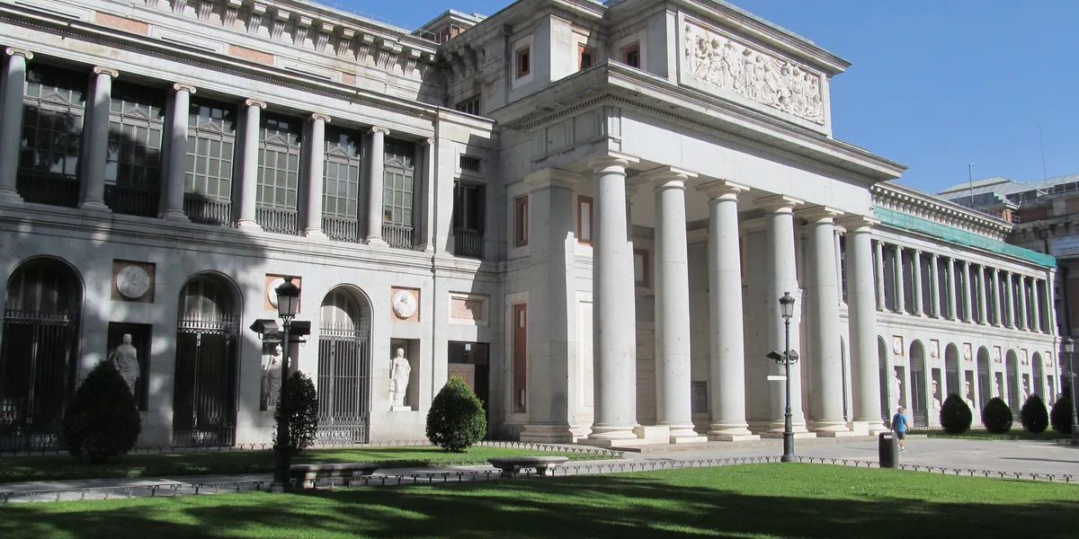Paseo del Prado: los restos del palacio y el museo