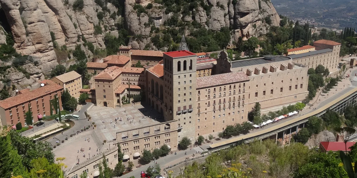 Montserrat a pie: la basílica, el Via Crucis y los miradores