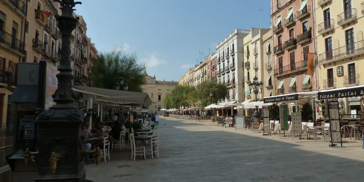 La Plaça de la Font, los gremios y las murallas