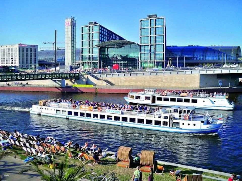 1-hour historical sightseeing cruise in Berlin