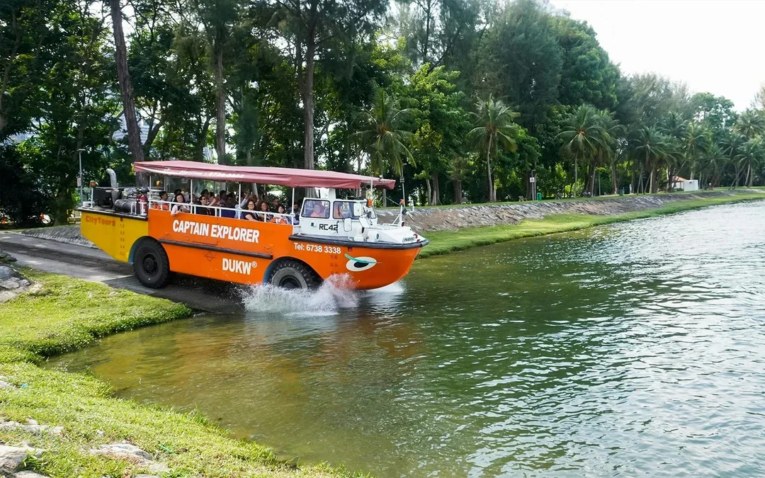 1-hour Singapore Guided Captain Explorer DUKW® Tour Image 3