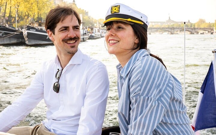 2-6 pax Private Boat Tour in Paris with Rosé and Macarons Image 1