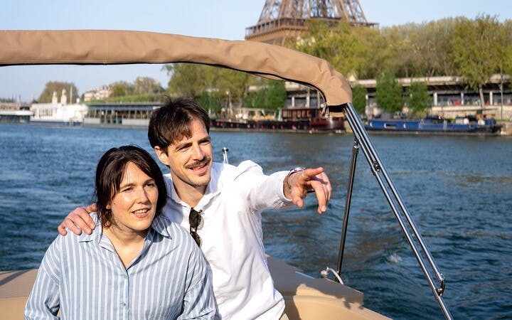 2-6 pax Private Boat Tour in Paris with Rosé and Macarons Image 2