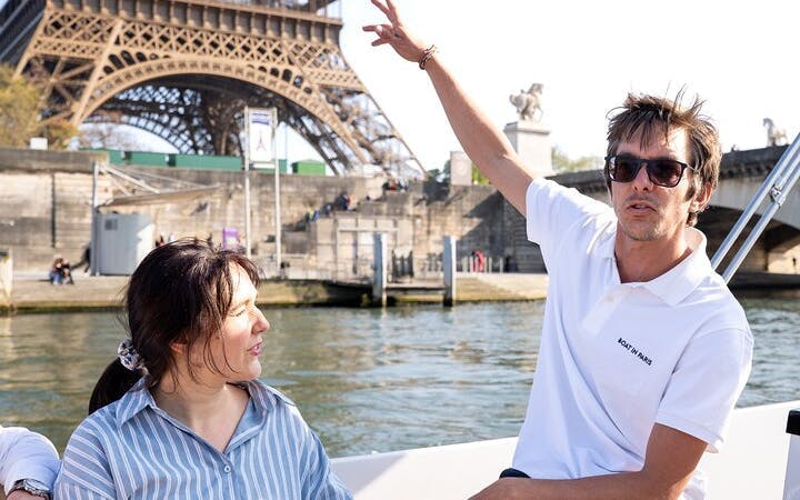 2-6 pax Private Boat Tour in Paris with Rosé and Macarons Image 3