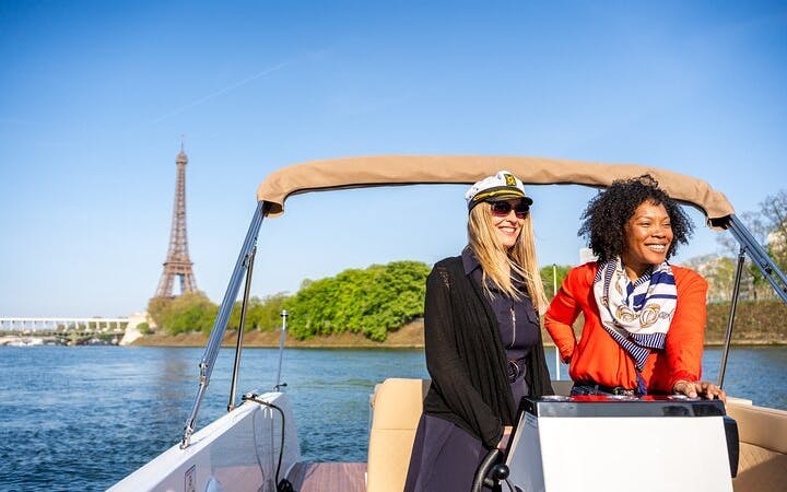 2-6 pax Private Boat Tour in Paris with Rosé and Macarons Image 4
