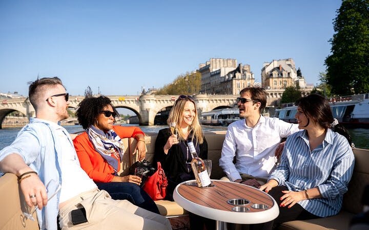 2-6 pax Private Boat Tour in Paris with Rosé and Macarons Image 5