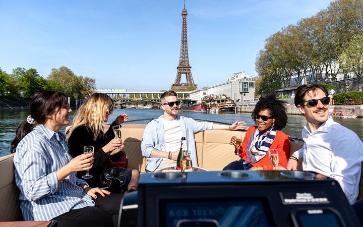 2-6 pax Private Boat Tour in Paris with Rosé and Macarons Image 8