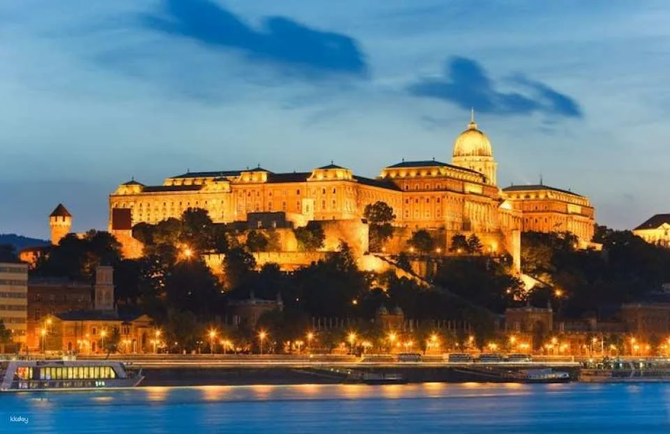 4 Course Dinner cruise with Operetta and Folk show