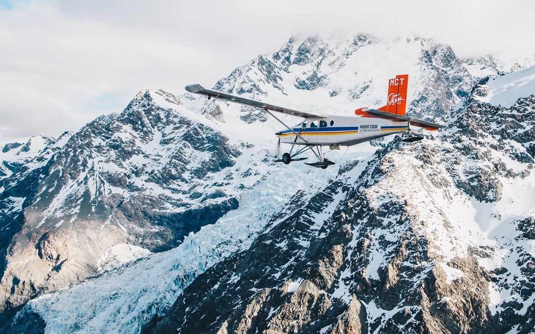 45-minutes Glacier Highlights by Helicopter or Ski Plane Flight Image 1