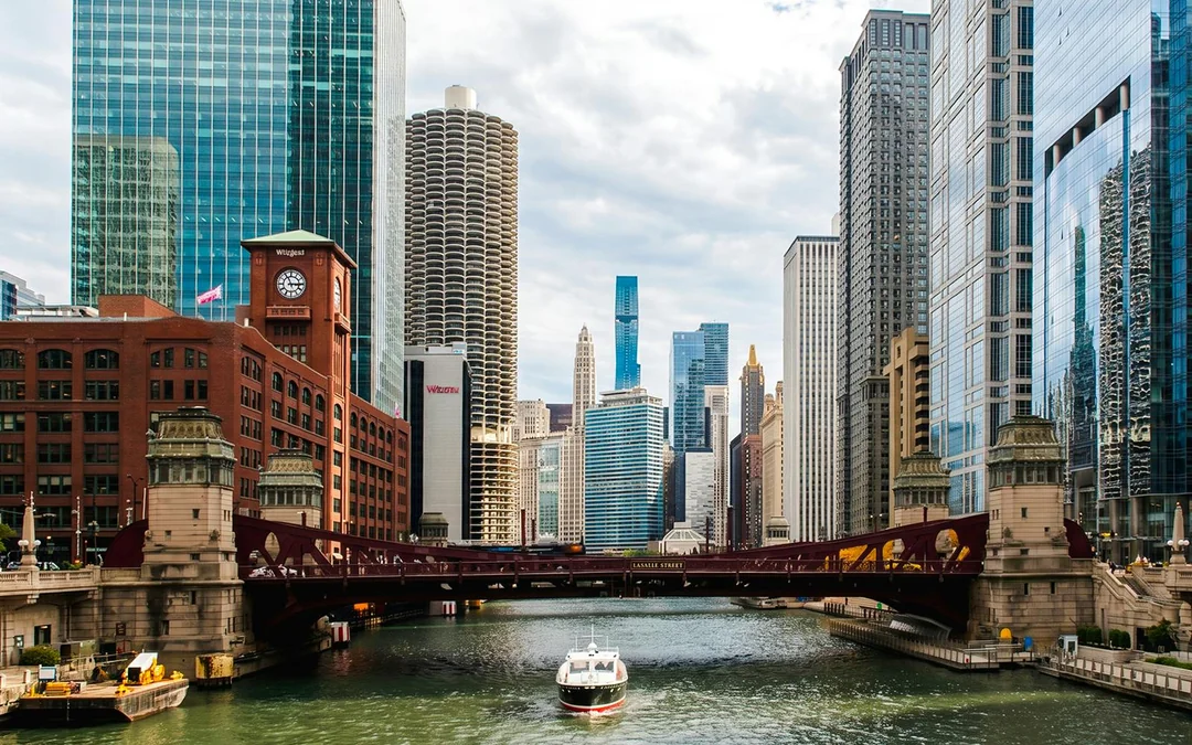 90-min Chicago River Architecture Cruise by Chicago Line Cruises Image 3